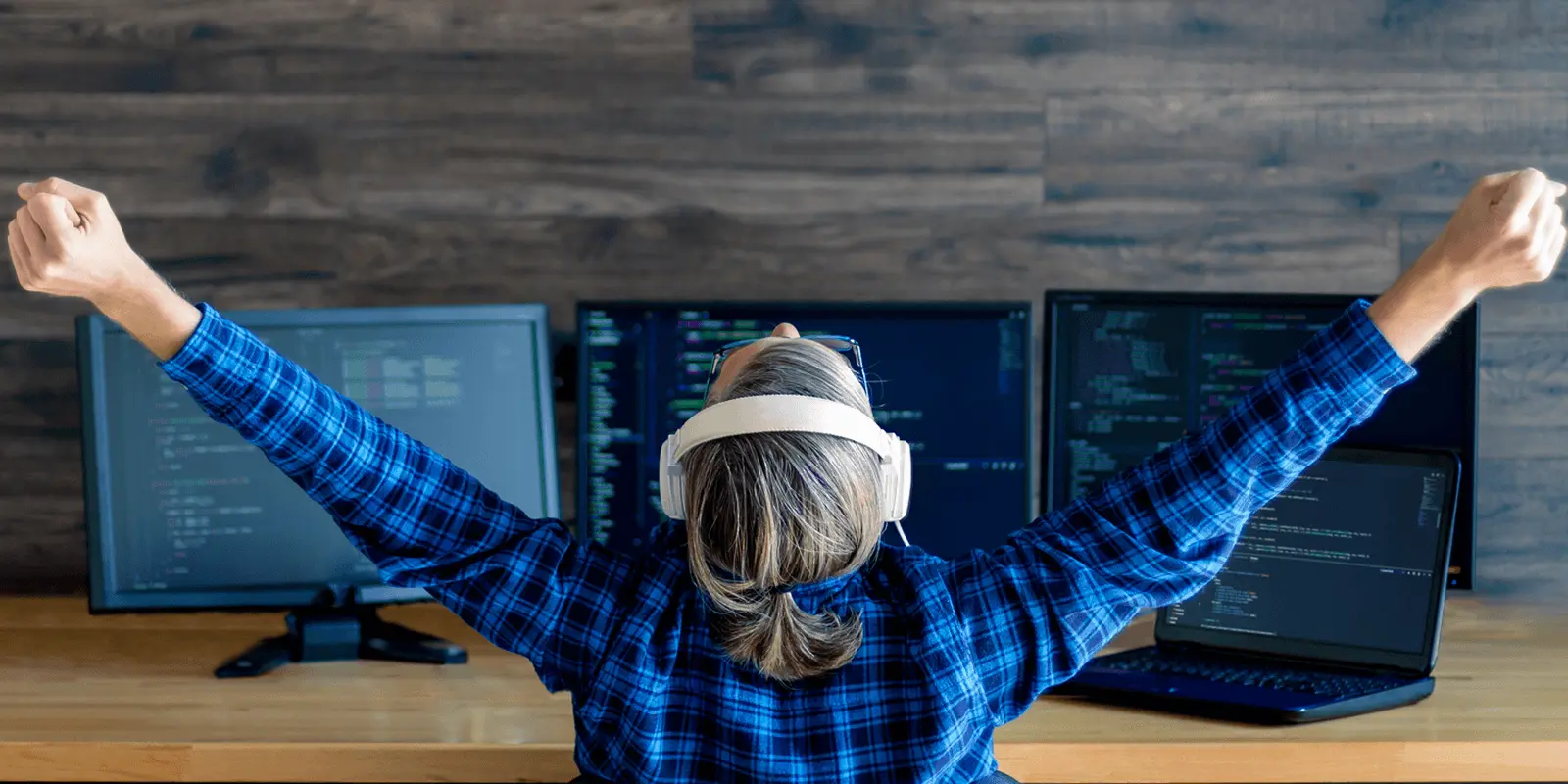 Programadora brasileira em trabalho remoto