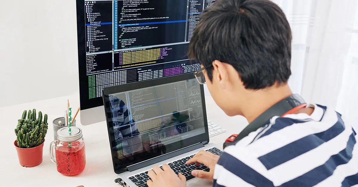 Jovem adolescente programando